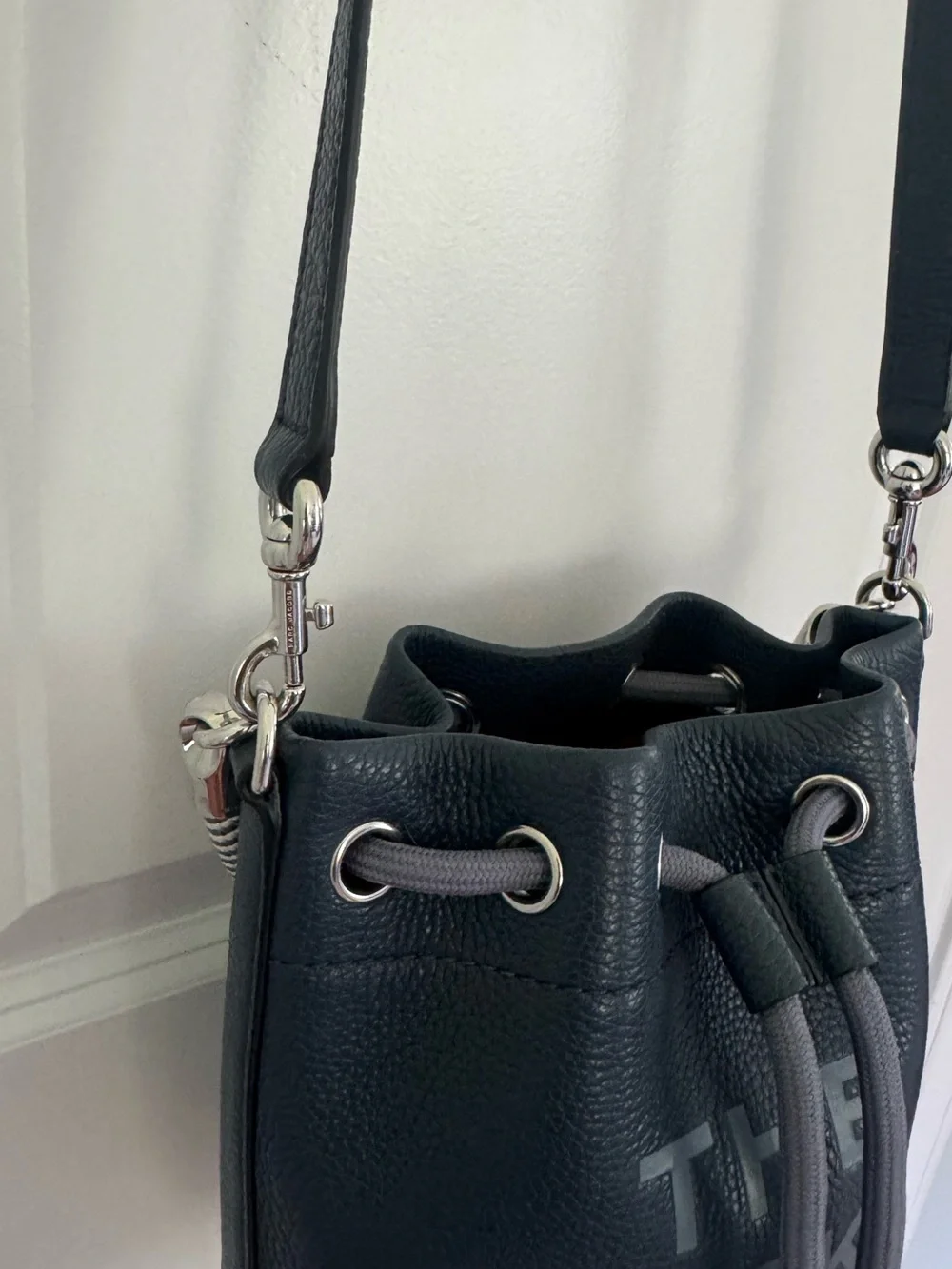 Marc Jacobs The Learher Bucket Bag - Picture 4 of 16
